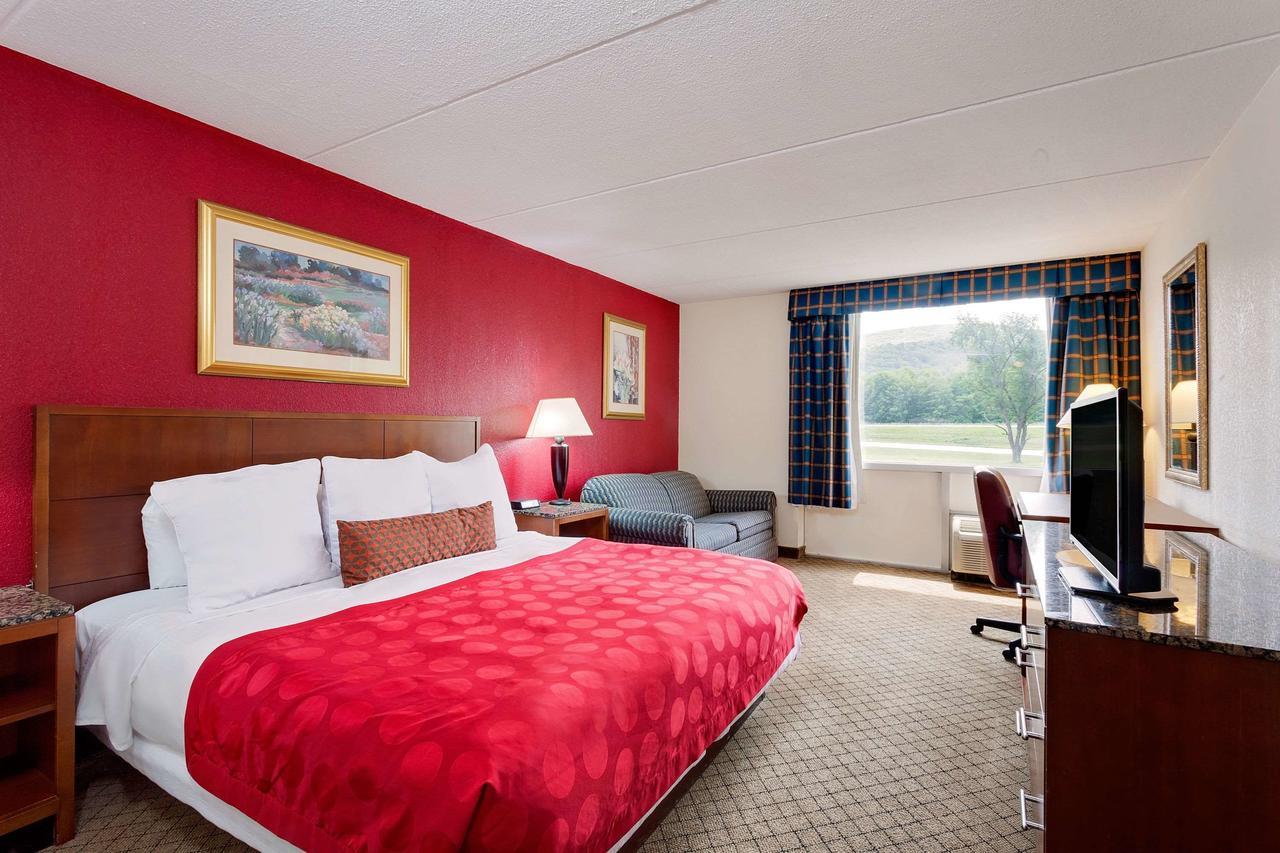 Hotel Ramada By Wyndham Fishkill Exterior foto